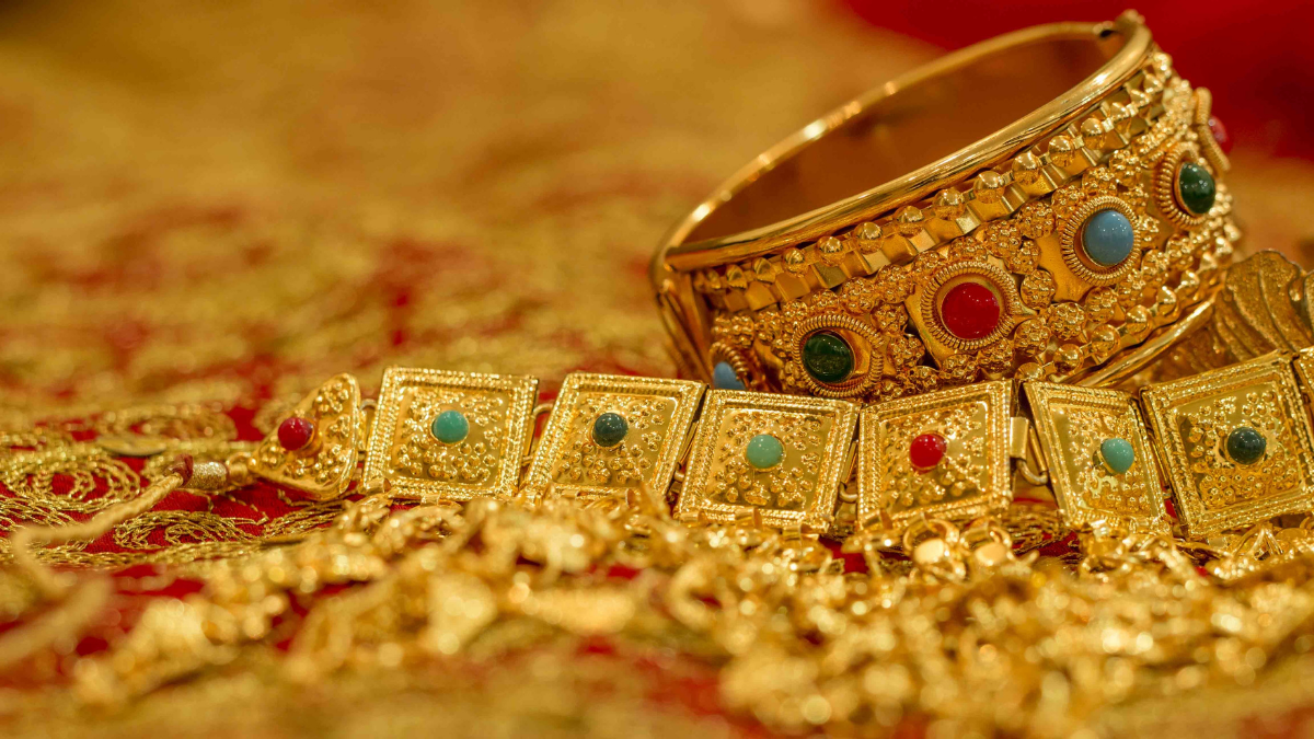 Gold slips below $4,000 as dollar strength, Fed hike bets weigh