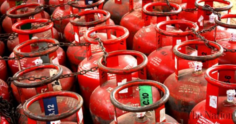 Govt sets LPG price at Rs900 per domestic cylinder