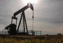 Oil climbs as U.S. drilling stalls, Washington sanctions against Iran loom