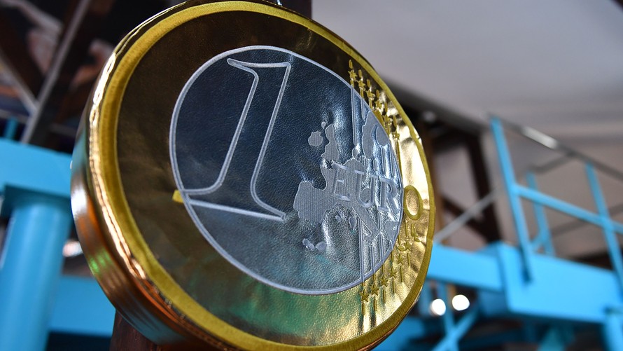 EU shares slide to six-month low on China, Italy worries