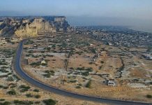 Western and eastern routes of CPEC to be completed by next year