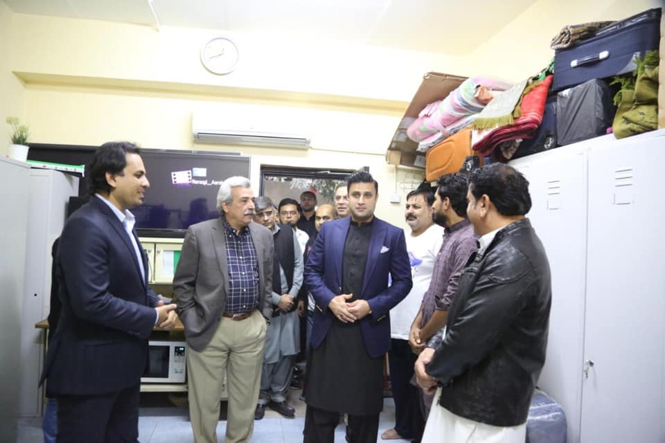 Zulfi Bukhari visits Pakistani labour camp in Dubai