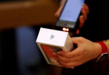 China retailers slash iPhone prices after Apple sales warning