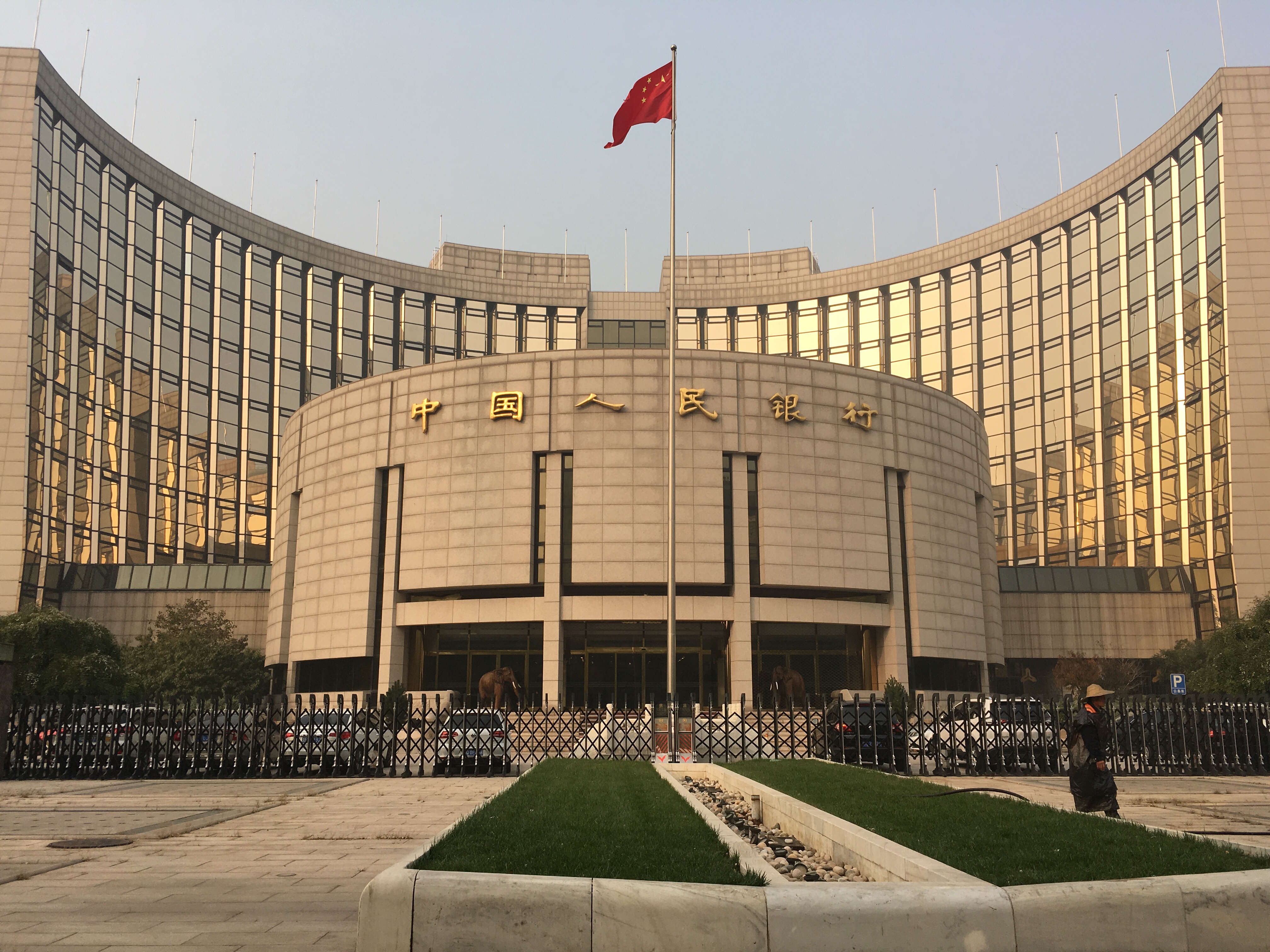 China's short-term money rates fall, prompting talk of more easing