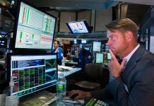 Wall Street falls on global growth worries