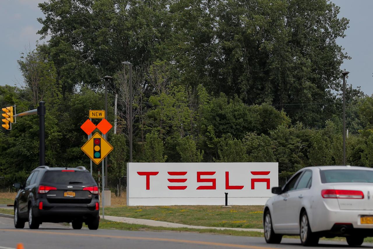 Tesla's store-shuttering strategy may pull the rug out of solar