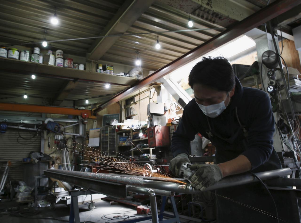 Global recession fears grow as factory activity shrinks