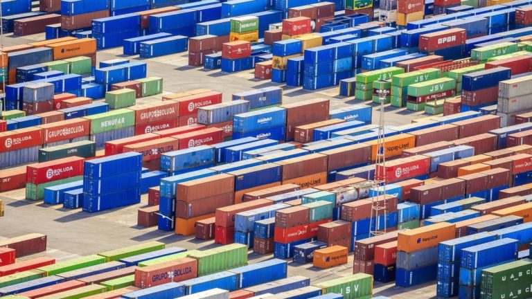 Global economic outlook turns sour as trade war drags on Global economic outlook turns sour as trade war drags on