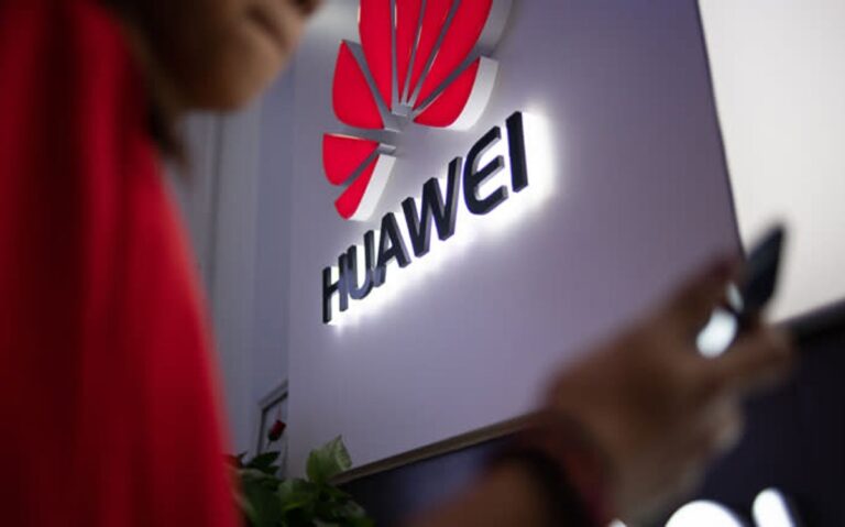 US govt staff told to treat Huawei as blacklisted