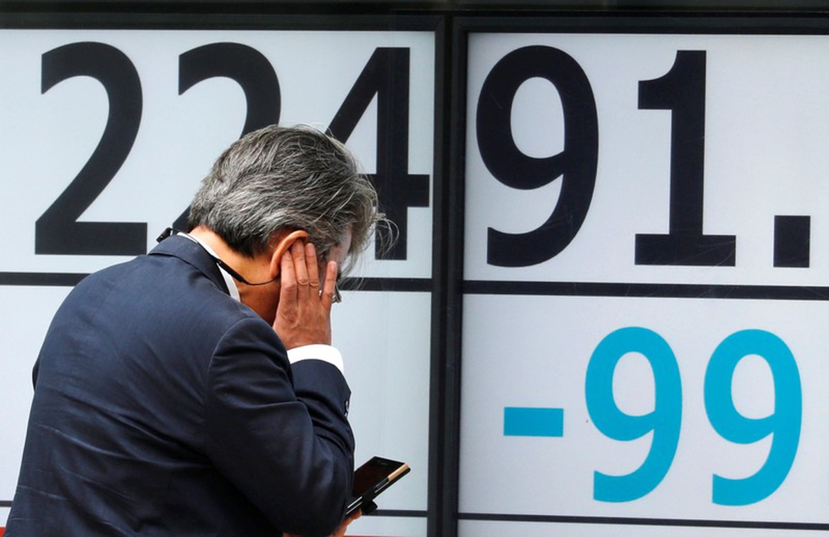 Global stocks hurt by China's trade threats, falling bond yields