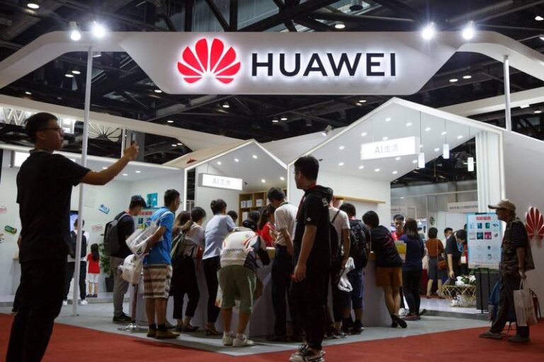 Huawei tests smartphone with own operating system