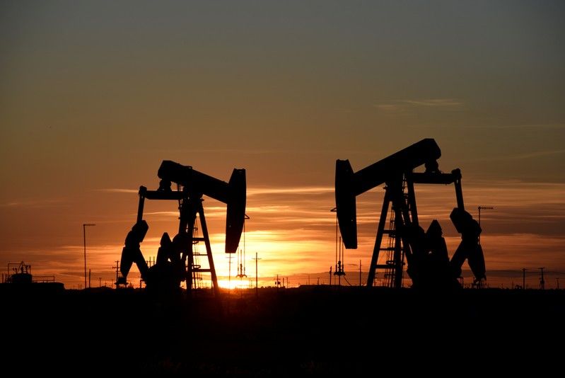 Oil falls after surprise US inventory build