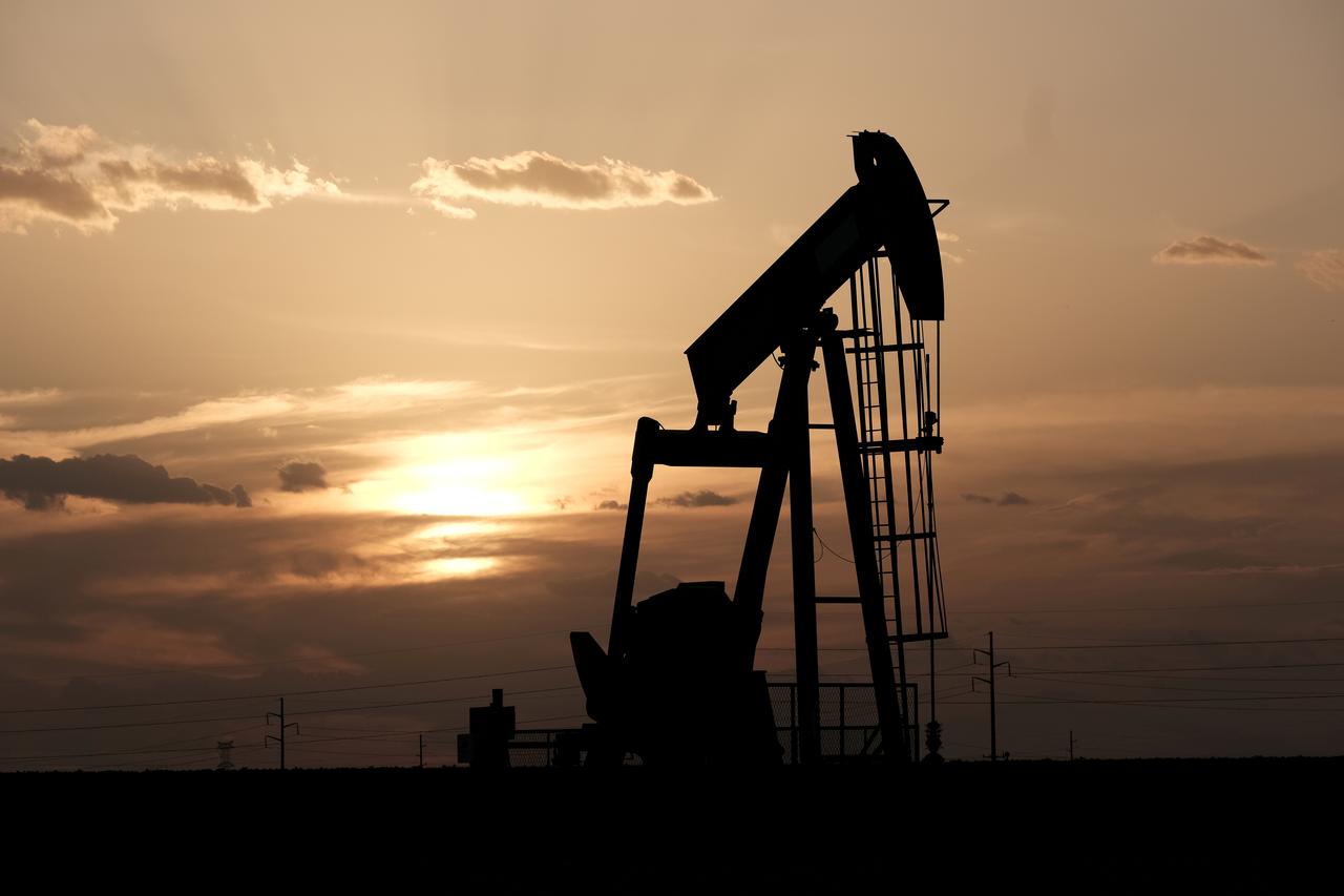 Oil falls as US-China trade deal prospects dim