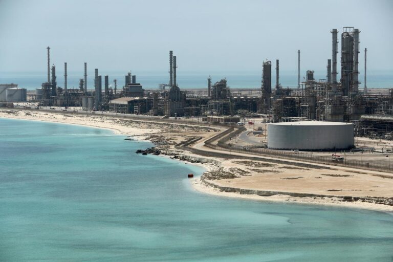 Saudi Arabia may cut light crude prices to Asia in February