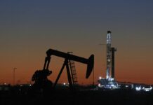 Oil falls below $61, heads for weekly loss on China virus concerns