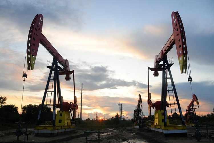 Oil firm as trade optimism, Mideast tensions support