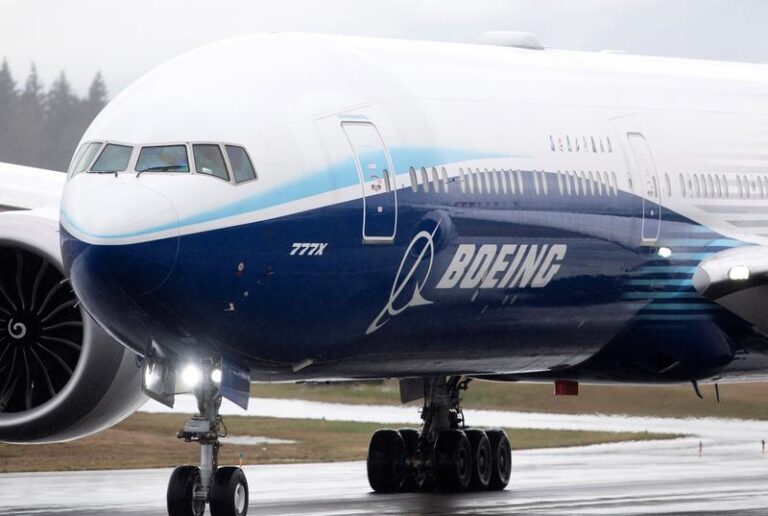 Boeing temporarily halts 787 deliveries