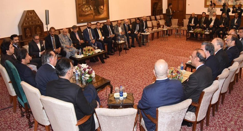 Govt working hard to facilitate investment, PM tells businessmen