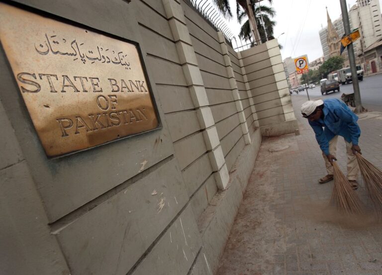 Experts welcome govt’s stimulus package, but deplore ‘nominal rate cut’