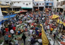 Lahoris violate SOPs after government reopens markets