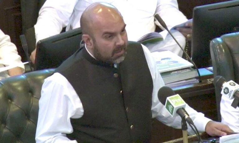 KP finance minister unveils Rs923bn ‘tax free’ budget for FY21