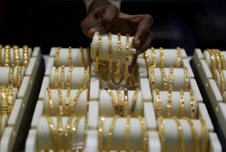 Gold continues to set new records, hits Rs117,300 per tola