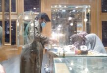 Gold price continues to rise, hits new peak at Rs128,700 per tola