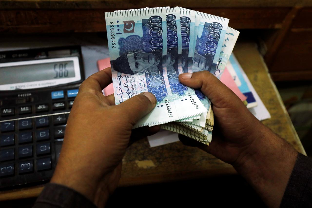 FY2019-20: Pakistan's fiscal deficit narrows to 8.1pc of GDP