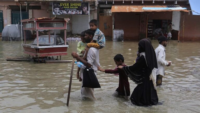 Business community urges govt to save rain-hit Karachi