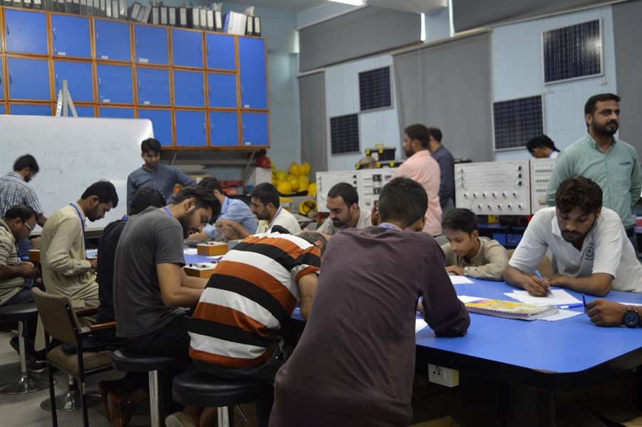 Govt to enrol 100,000 youth under 'Hunarmand Pakistan' by year-end