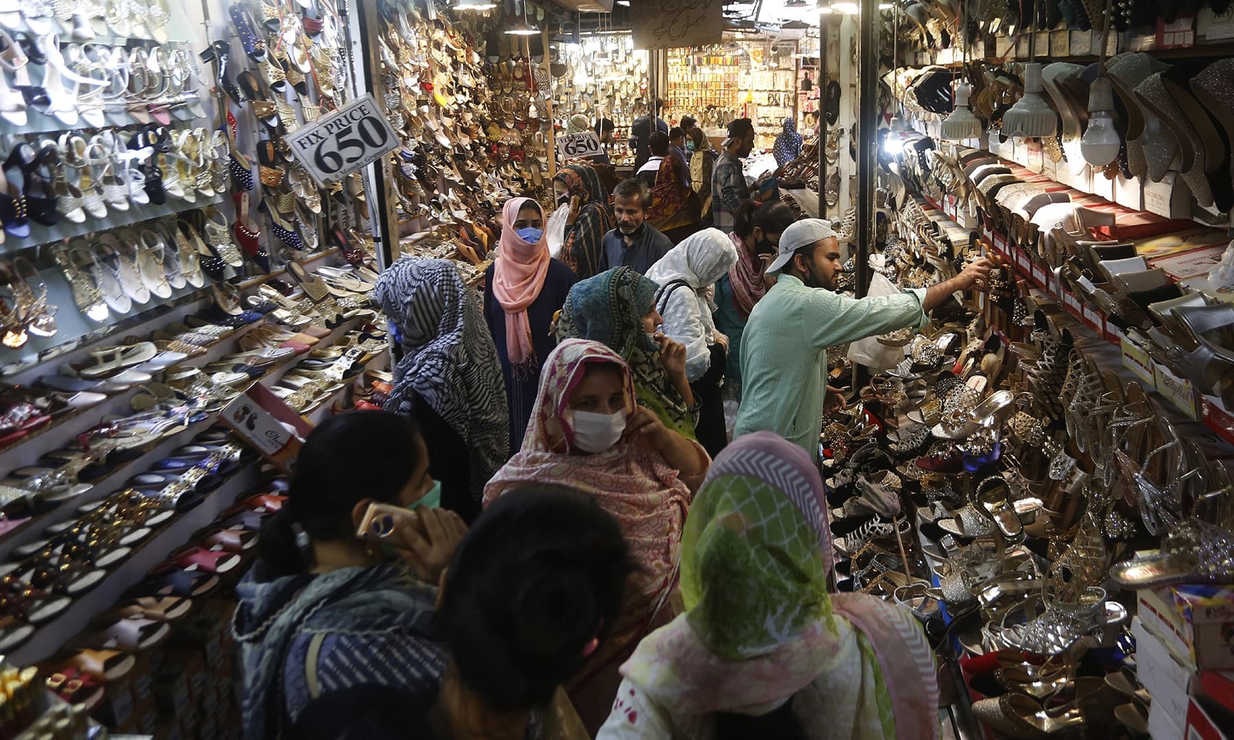 Lahore markets shops may close by 6pm as Covid cases rise