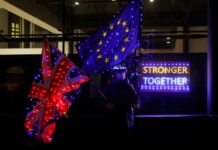 UK, EU call in leaders to save trade talks