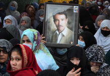 Promising to visit ‘very soon’, Imran urges Hazaras to bury dead miners