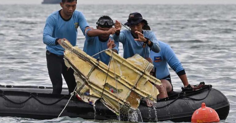 Indonesia finds body parts, debris, detects emergency signal of crashed jet