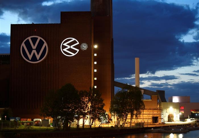 Volkswagen taps Microsoft's cloud to develop self-driving software