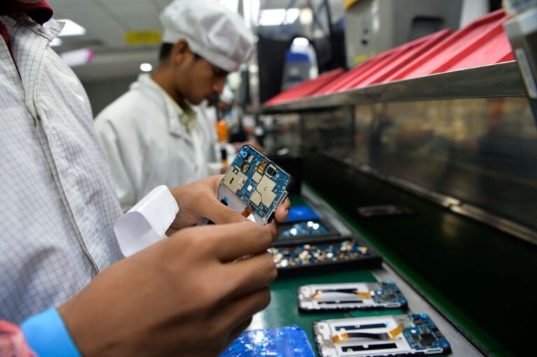 Three mobile phone companies to set up manufacturing plants in Pakistan