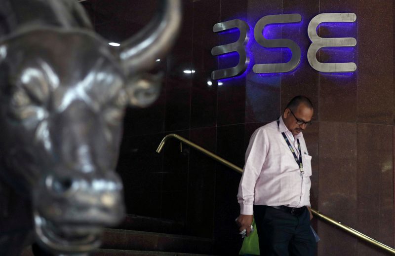 Tech stocks power Indian shares to record highs