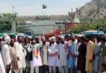 Taliban takes over border crossings with Pakistan, allows cargo trucks to cross