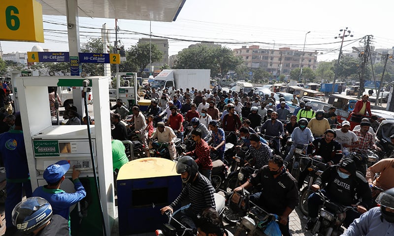 Petrol dealers call off strike as govt gives in to their demands