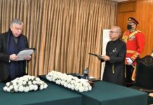 Shaukat Tarin takes oath as federal minister