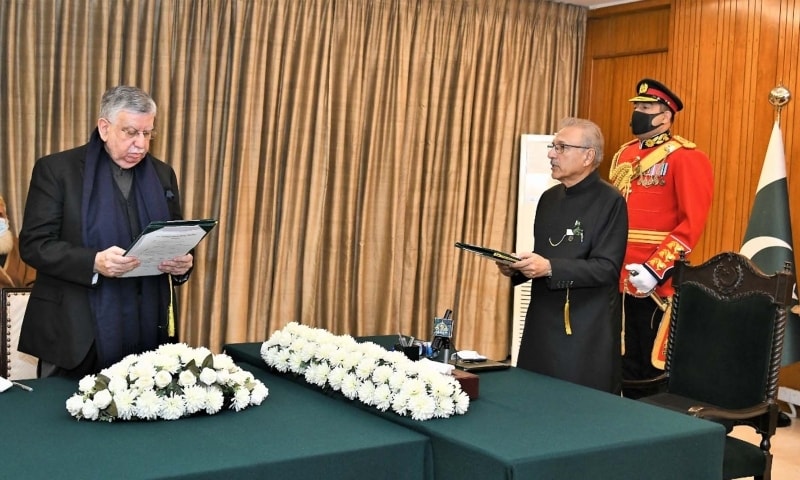 Shaukat Tarin takes oath as federal minister