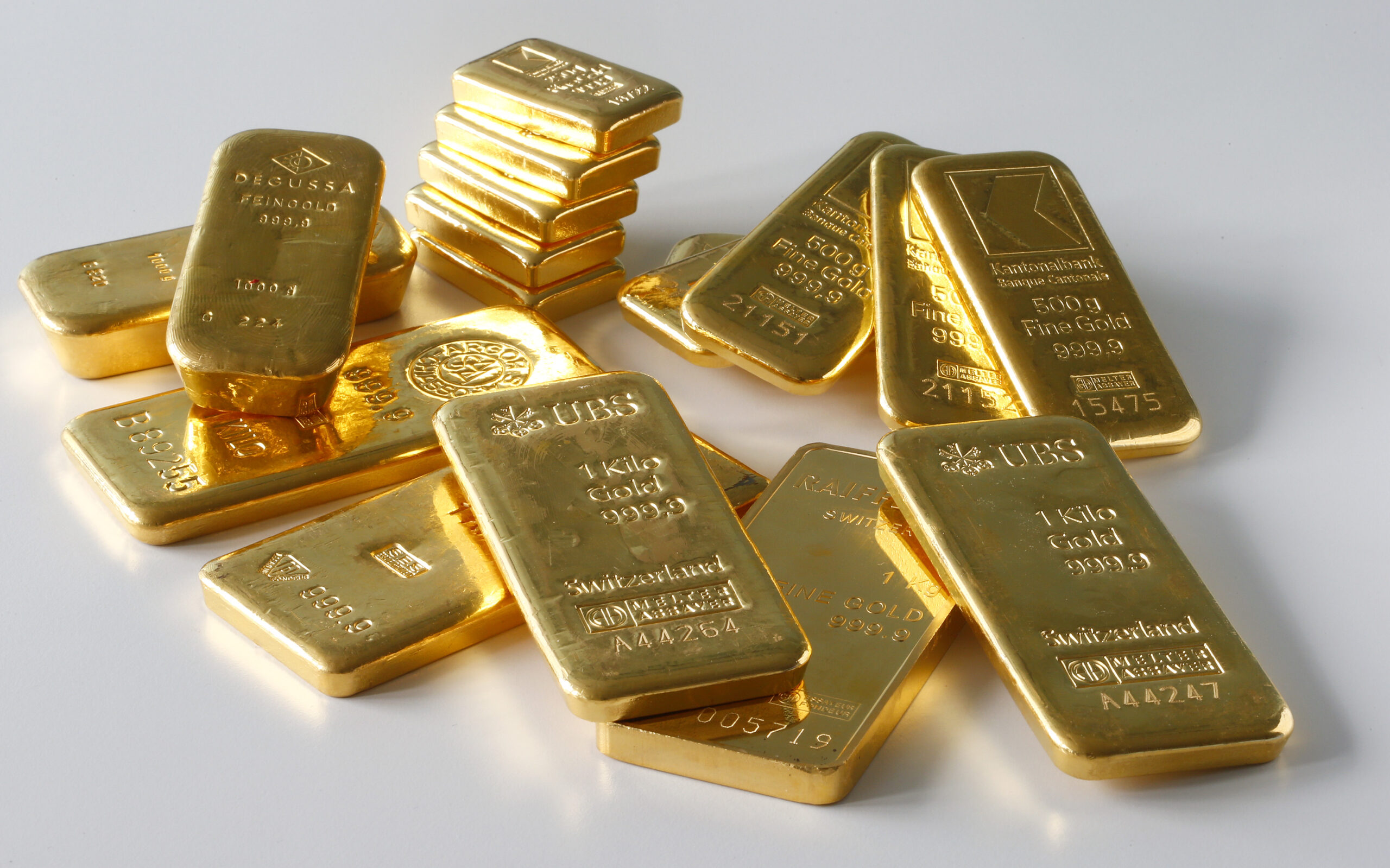 Gold Prices Ease By Rs4 150 Per Tola For Second Week Profit By 