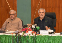 Dar sticks head in sand