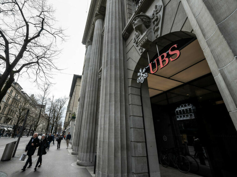 UBS mulls sweeteners to keep Credit Suisse wealth bankers