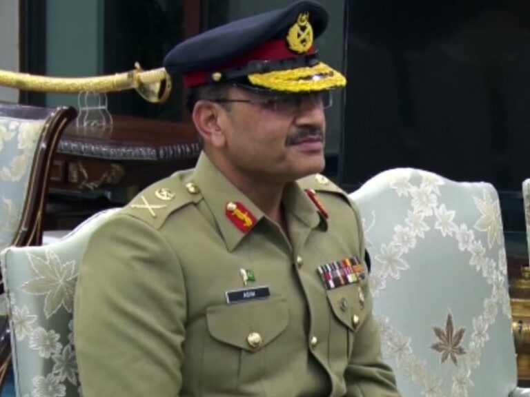 In meeting with businessmen, COAS throws weight behind beleaguered Dar