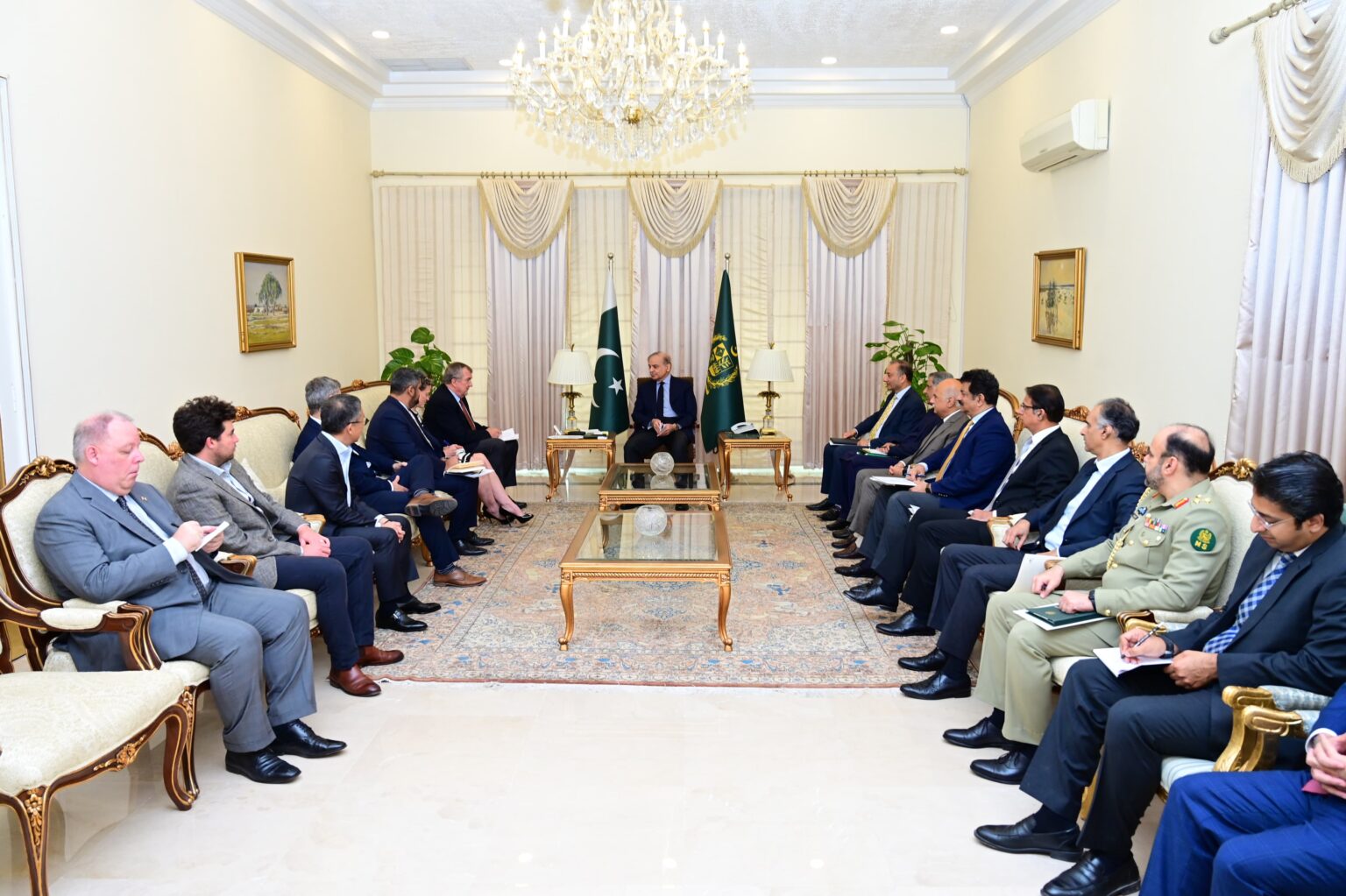 PM invites Barrick Gold to invest in other mineral projects in Balochistan