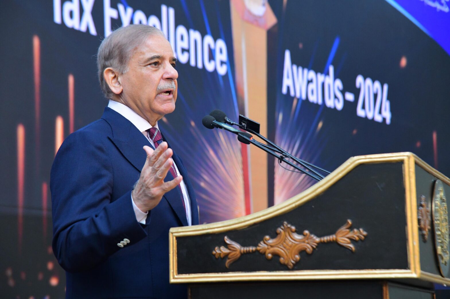 PM presents awards to 65 top exporters, compliant taxpayers