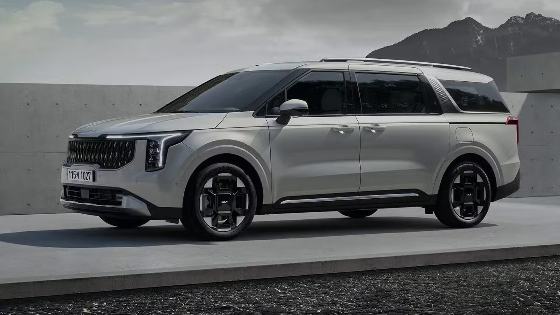 Lucky Motors finally decides on price and name for facelift Carnival in Pakistan