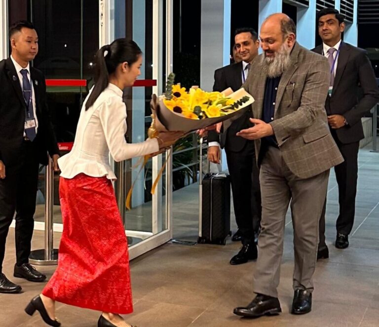 Commerce minister arrives in Phnom Penh for key trade talks