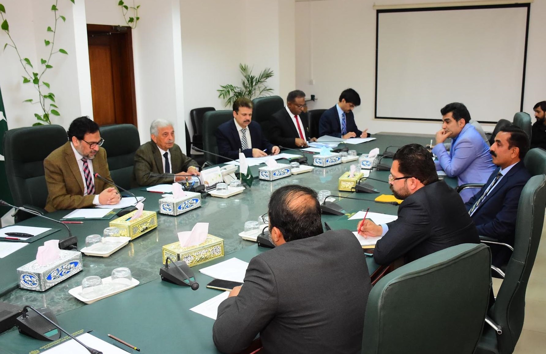 Japanese automakers raise concerns over tax refunds, export hurdles in Pakistan